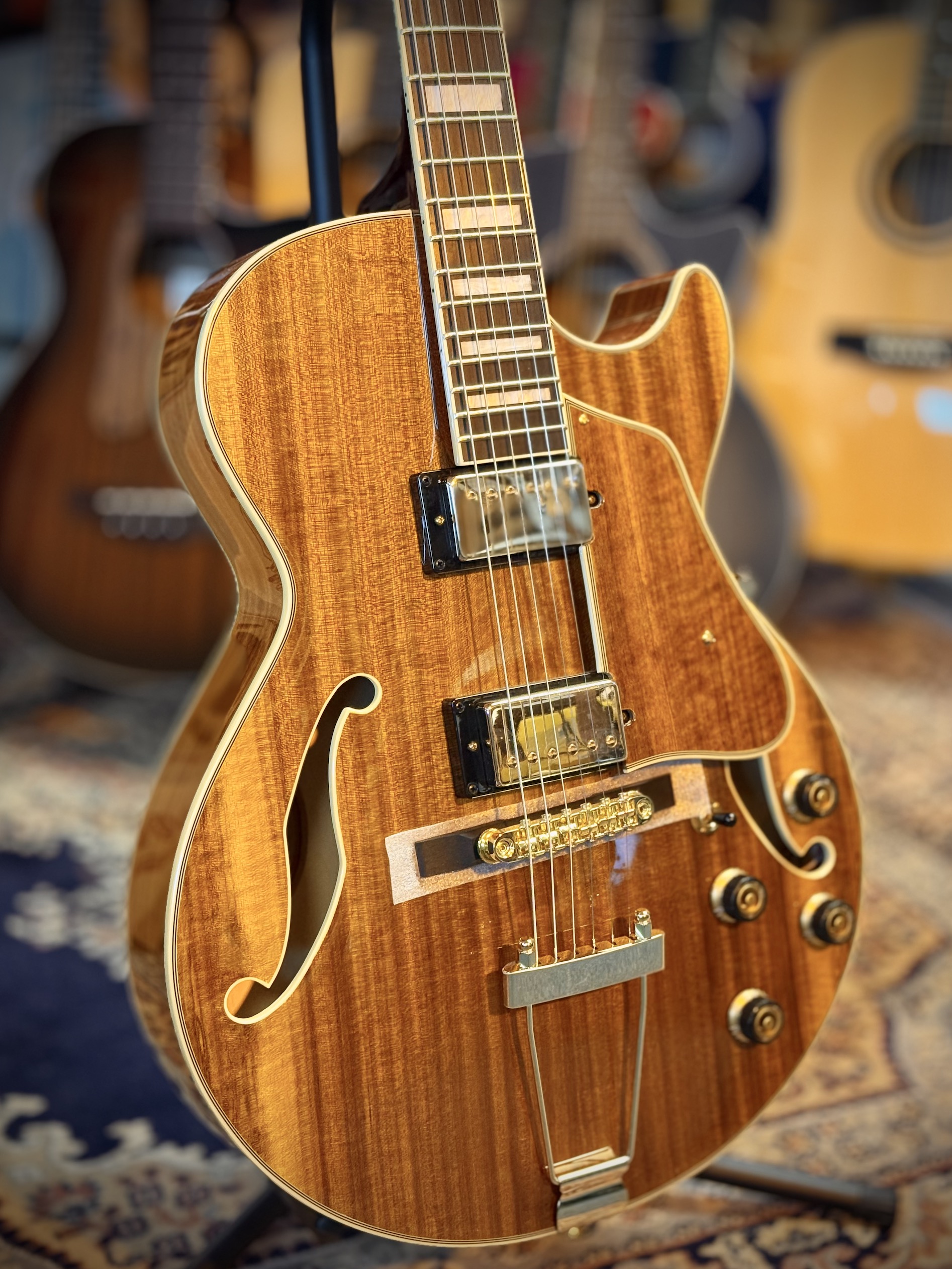 Ibanez AG95KNT dlx Semi accoustische gitaar