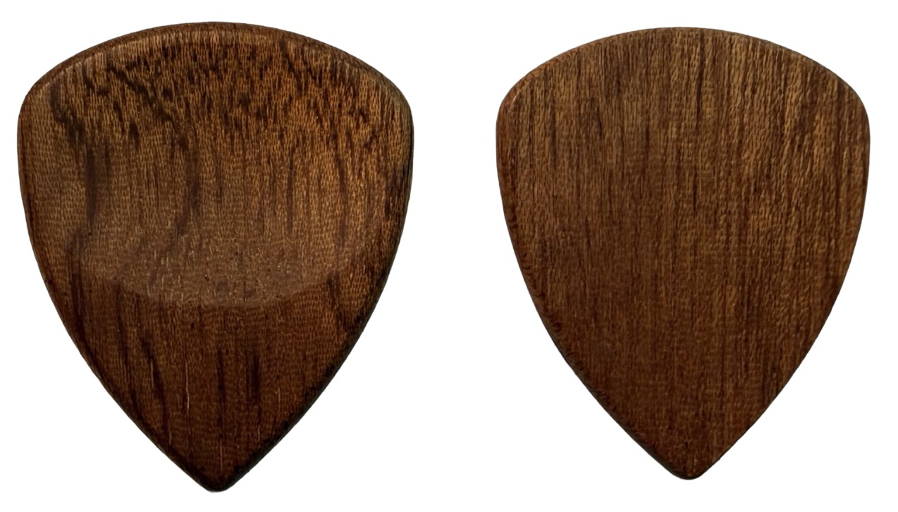 Blackhorn 2.4mm Sapele Houten plectrum