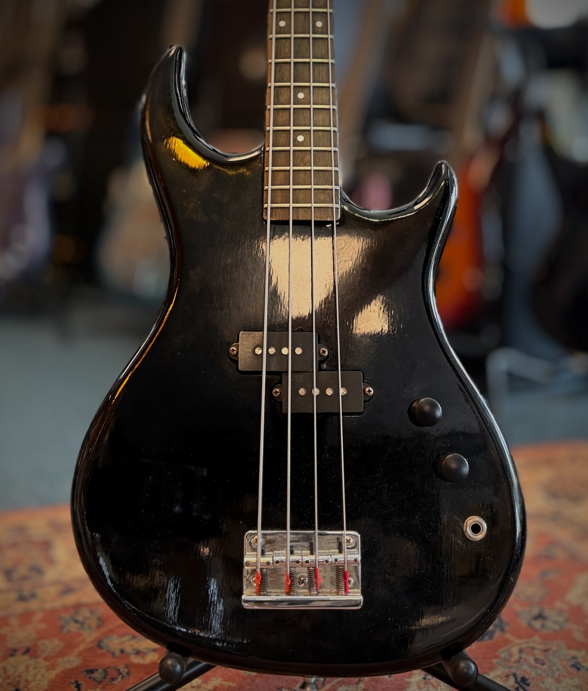 Boston Shortscale 4 snarige basgitaar