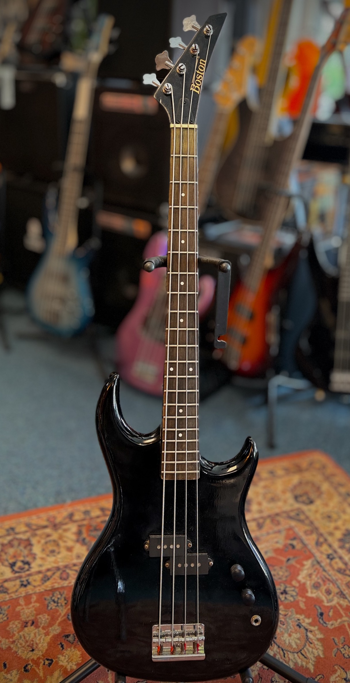 Boston Shortscale 4 snarige basgitaar